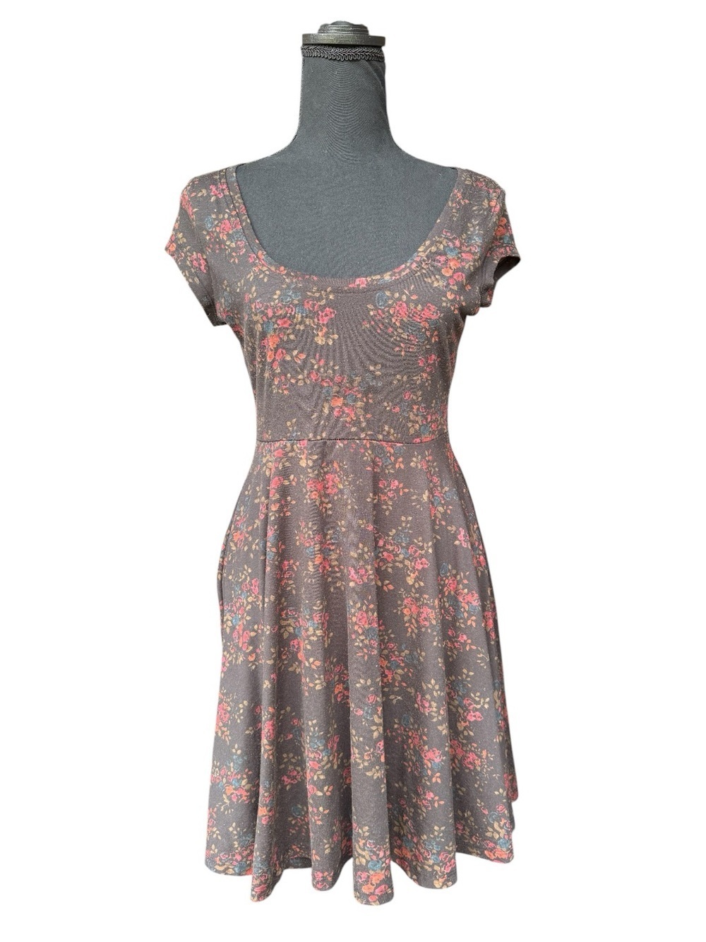 Floral Scoop Neck Fit-and-Flare Dress in Gray with Pink Flowers Size Medium